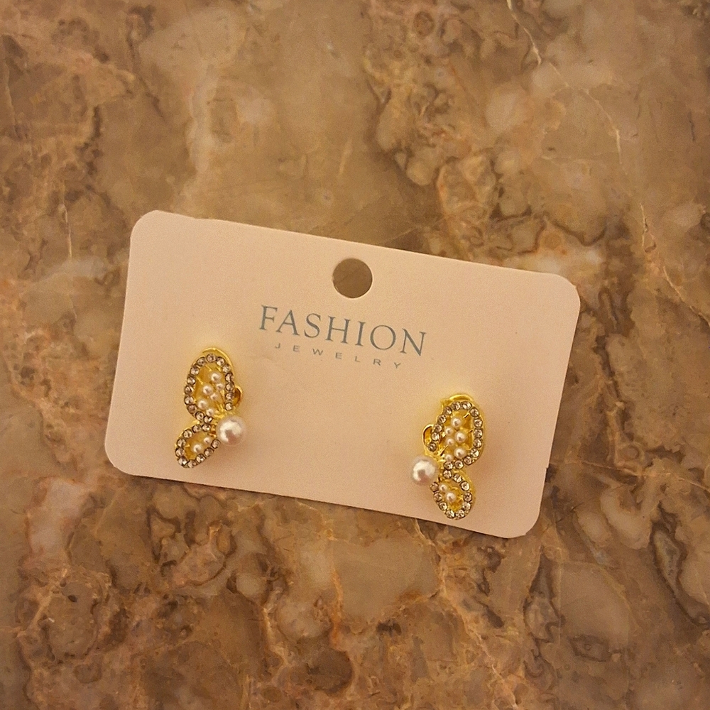 💥SALE💥NEW Butterfly Rhinestone & Pearl Gold Cut Out Earrings